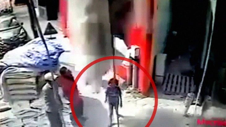 【衝撃映像】建設現場の下を歩いていた子供、落ちてきたコンクリートに潰されて死亡。