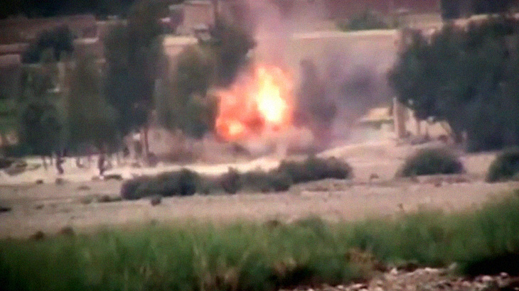 【衝撃映像】走り寄る男が爆発する自爆テロの瞬間。