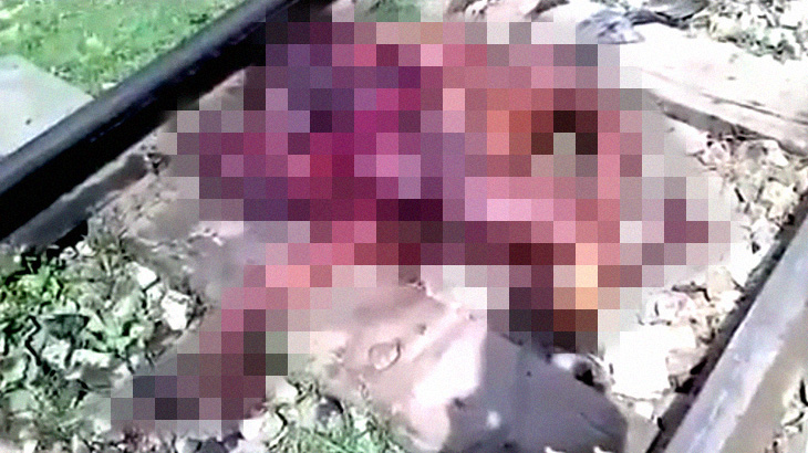 【超！閲覧注意】列車に轢かれてグチャグチャになった男性のグロ動画。