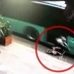 【閲覧注意】自転車に乗っていた女性、バスに脚を折られてしまう･･･。