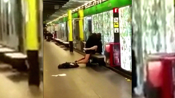 電車が来るまでの間にホームでセックスしちゃうカップル、晒されてしまう。