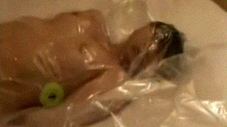 【衝撃映像】女の子を真空パック状態にする日本のAV、イカれてると話題に･･･。