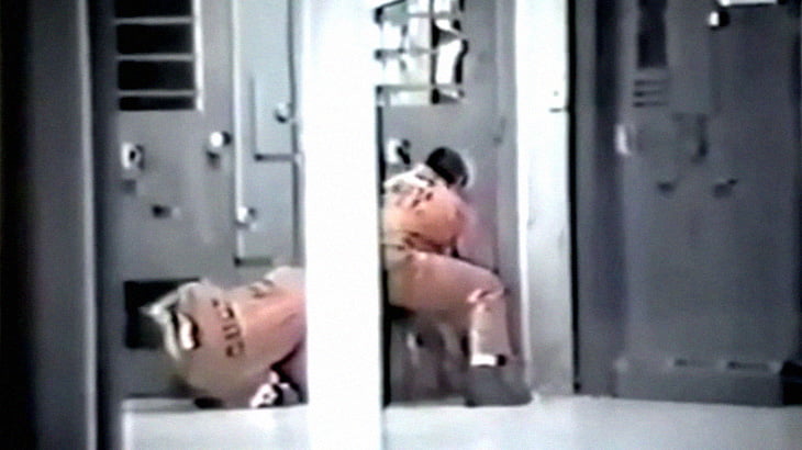 【衝撃映像】白人至上主義の囚人、黒人の囚人を67回も刺して殺してしまう･･･。