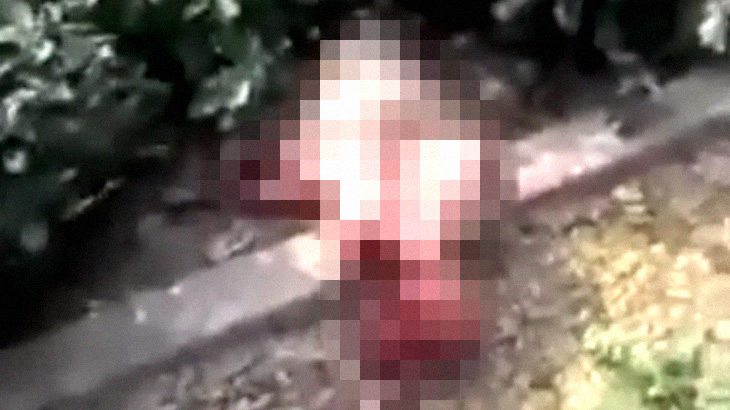 【閲覧注意】スピード出しすぎたバイクの衝突事故により、身体がバラバラになったグロ動画。