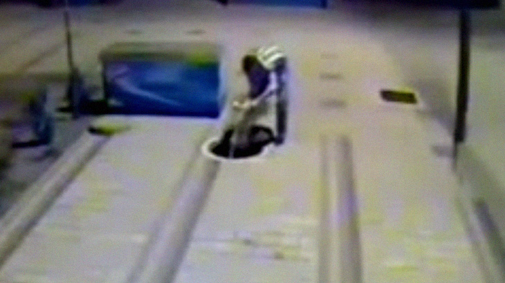 【衝撃映像】下水道のマンホールの蓋を開けて犬を投げ捨てる男。