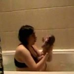 【衝撃映像】妊娠中の女性、自宅の浴槽で出産してしまう。