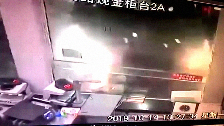 【衝撃映像】銀行の窓口で手続き中の女性、車に轢かれて死亡･･･。