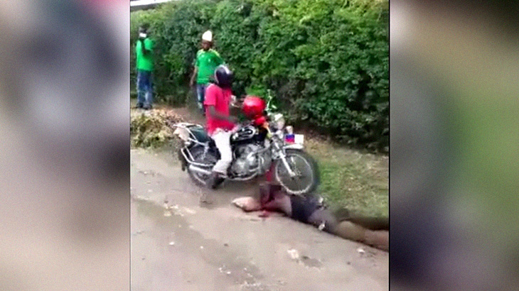 アフリカの泥棒、石を投げられたりバイクで轢かれたり散々な目に遭ってしまう･･･。