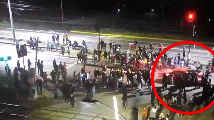 【衝撃映像】酔っ払った男、デモ隊に車で突っ込み2人を殺し20人を負傷させてしまう。