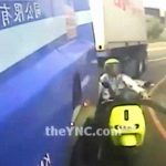 スクーターに乗った男性、左折するバスに巻き込まれて頭を踏み潰されてしまう･･･。