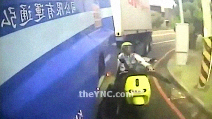 スクーターに乗った男性、左折するバスに巻き込まれて頭を踏み潰されてしまう･･･。