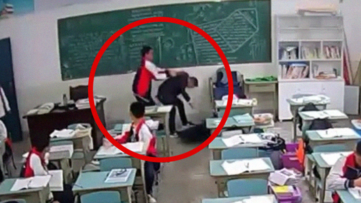 【衝撃映像】中国の学生、教師の頭をハンマーで何度も殴ってしまう･･･。