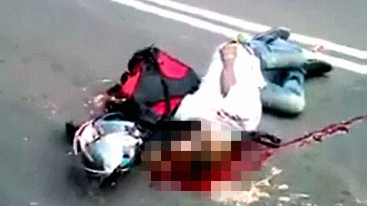 【閲覧注意】バイクに乗った男性、頭がパックリ開いて死亡したグロ動画。