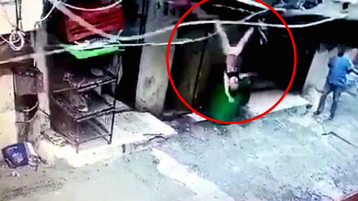 3階の窓から落ちて地面に叩きつけられてしまう幼い子供。