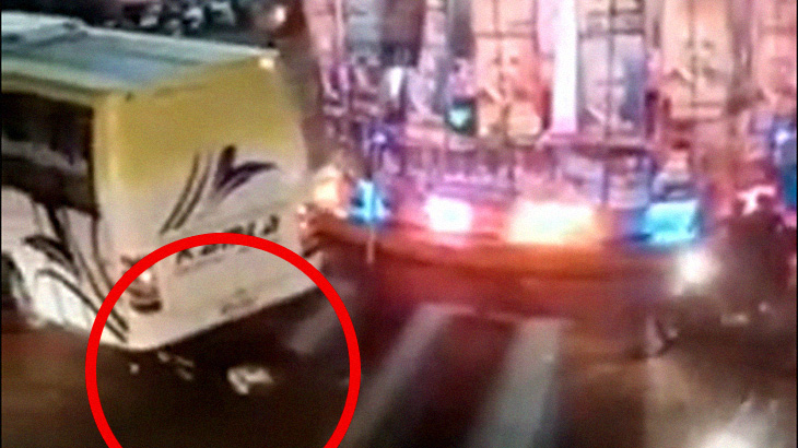 歩行者に気づかなかったバス、タイヤで轢いても気づかない･･･。