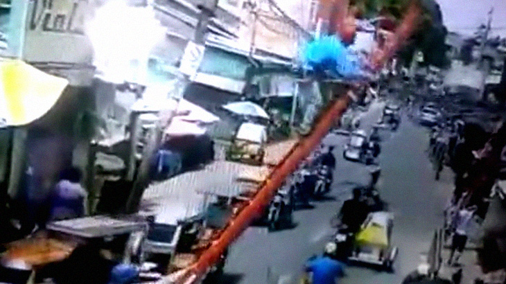 電線にハシゴを架けて作業した結果 → 電柱倒壊。