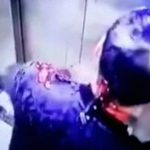 【閲覧注意】後頭部にナイフが刺さったままエレベーターに乗る男性。