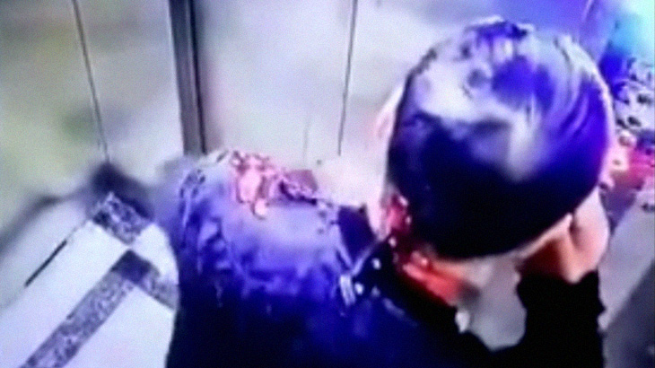 【閲覧注意】後頭部にナイフが刺さったままエレベーターに乗る男性。