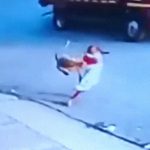 超オラついた猿、村人を次々襲い始める。