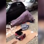 ホームレスさん、毛布を被ってセックスするもバレバレ。