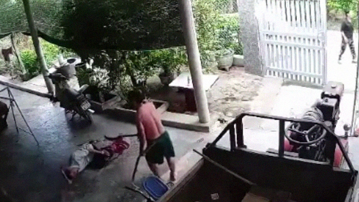 【閲覧注意】ムカつく相手の家を襲撃した男、逆に鎌で脚を斬られてしまう。