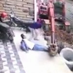 重機の操縦下手すぎマン、同僚の脚を折ってしまう。