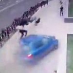 信号待ちしていた3人の若者、車にめっちゃ跳ね飛ばされる。