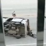 【衝撃映像】犬を盗んで逃げた車を横転させてフルボッコにする飼い主。