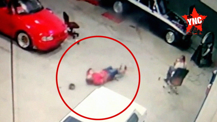 【衝撃映像】エンジンをかけた車から勢いよく飛び出した部品により死亡した男性。