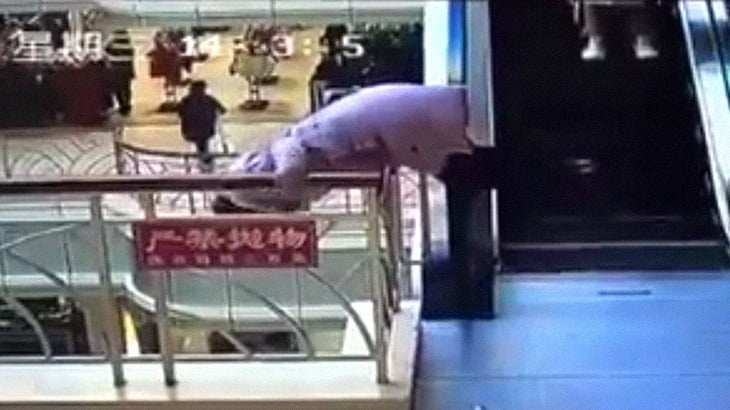 ショッピングモールで飛び降り自殺する女性。
