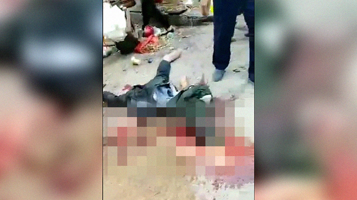 【超！閲覧注意】多くの通行人がトラックに轢き殺された凄惨な現場のグロ動画。
