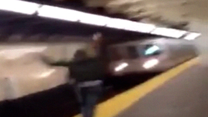 線路に降りた麻薬中毒者を助けようとするも間に合わず･･･。