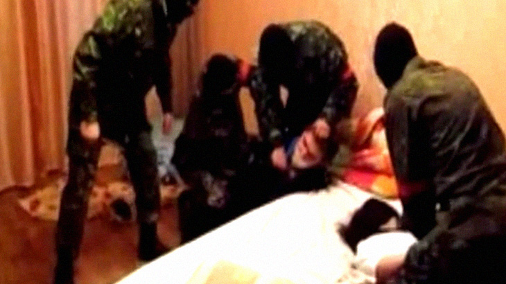 【閲覧注意】ウクライナのナチス、ロシア警察署長の首を奥さんの目の前で切ってしまう･･･。