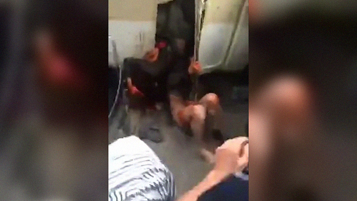 警察の不祥事を写真に収めた男を殴った警察官、群衆にボッコボコにされる･･･。