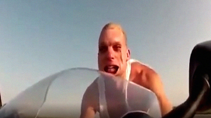 ヘルメットを被らずバイクで “時速200km” 出すとこうなるｗｗ