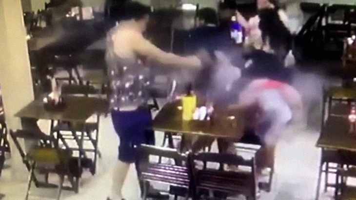 【衝撃映像】店内でくつろぐカップル、突然男性が “撃ち殺される” 事件映像。