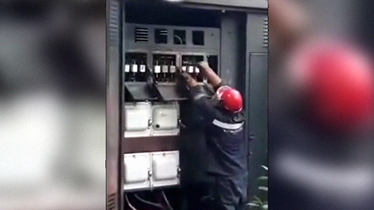 【衝撃映像】配電盤を操作する作業員 → この後 “とんでもないこと” が起こります･･･。