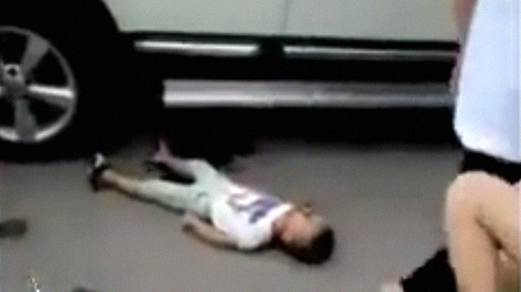 車を運転していてこんな子供の飛び出しなんて避けれるわけないだろ･･･。