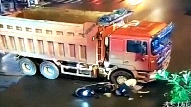 【衝撃映像】スクーターに乗った3人家族、トラックに轢かれて奥さんだけ轢かれてしまう･･･。