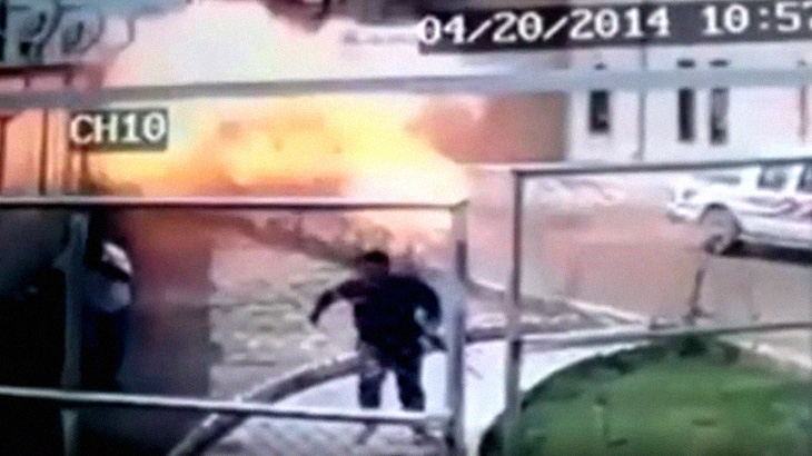 【衝撃?像】自爆テロの男が ?爆発する瞬間? のスローモーション?像。