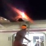 【衝撃映像】電車の上に “身体から火花” を散らす男がいるんだけど･･･。