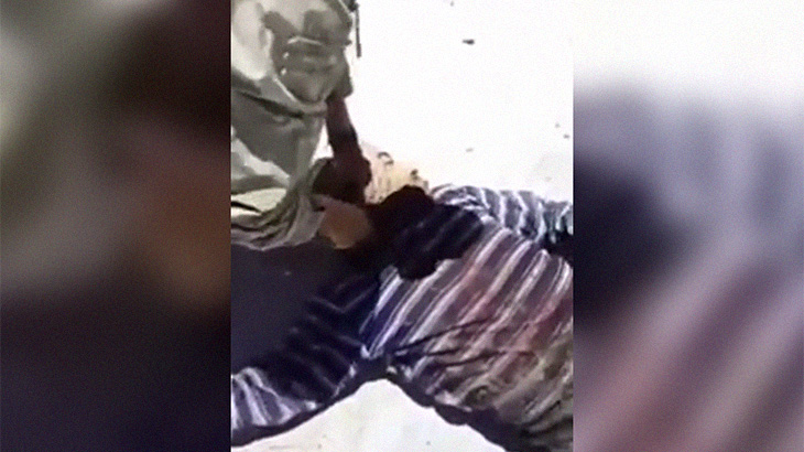 【閲覧注意】死んだ男性の首をゆっくり切断するグロ動画。