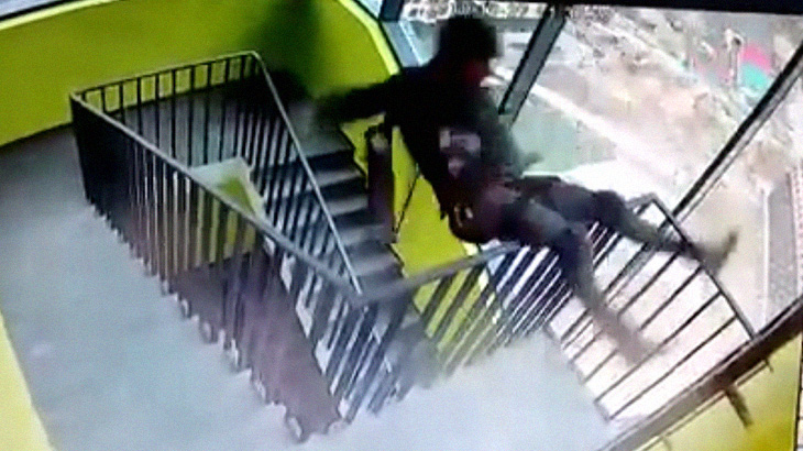 ハシゴを踏み外して階段の踊り場から転落死した作業員。