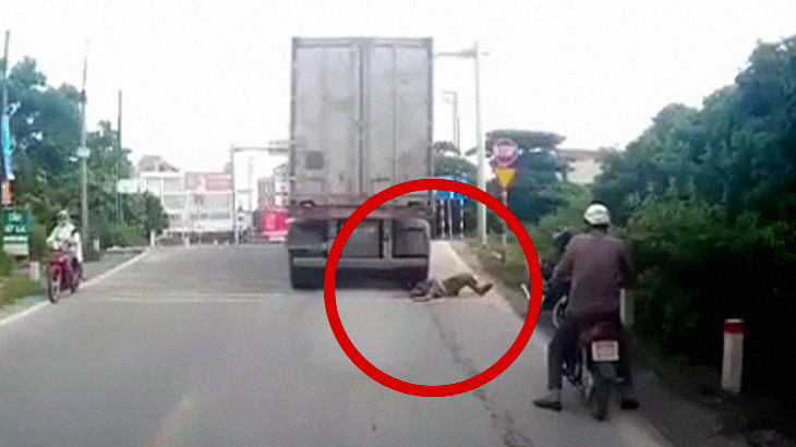 【閲覧注意】トラックの後輪に頭を突っ込んで自殺する男。