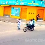 【衝撃映像】バイクの男に殺された男性。誰も助けようとしない住民たち。