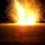 アルミニウムと酸化銅の化学反応により大爆発する実験映像。
