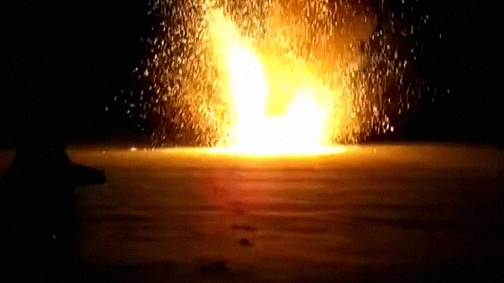 アルミニウムと酸化銅の化学反応により大爆発する実験映像。