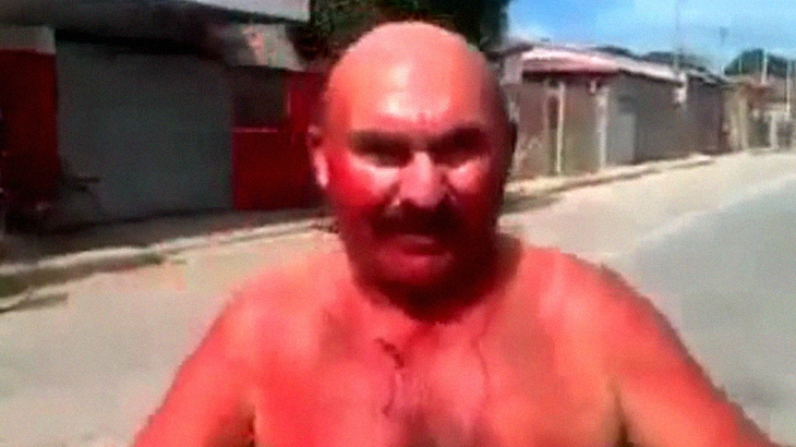 【閲覧注意】全裸の男、自分のペ●スを切断して踊るイカれた光景。