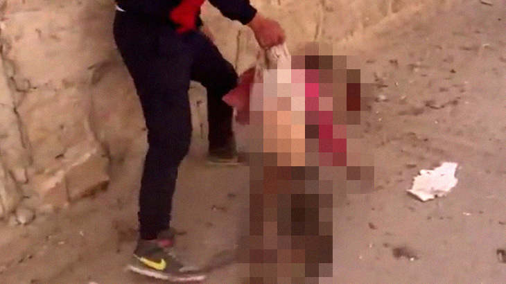 【閲覧注意】爆撃を受けた街。バラバラになった人間の肉塊が転がる地獄のような光景･･･。