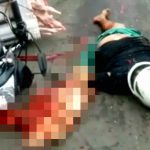 【閲覧注意】バイクに乗った男性が転倒してトラックの後輪に･･･。